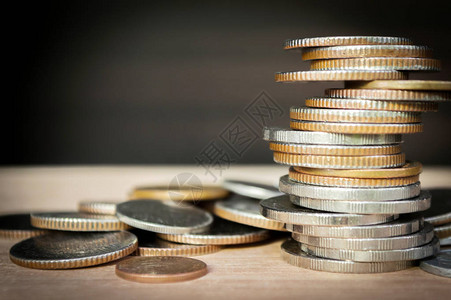 硬币堆叠在不同的位置金融和商业概念选定的焦点抽象背景图片
