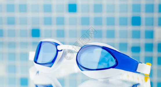 用于训练或比赛的专业游泳眼镜背景图片