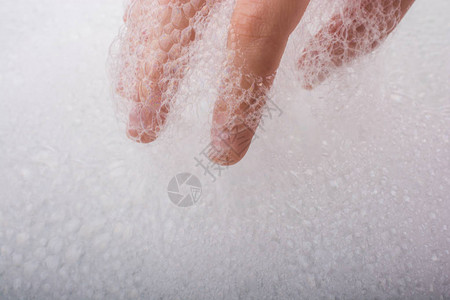 孩子在泡沫水洗手图片