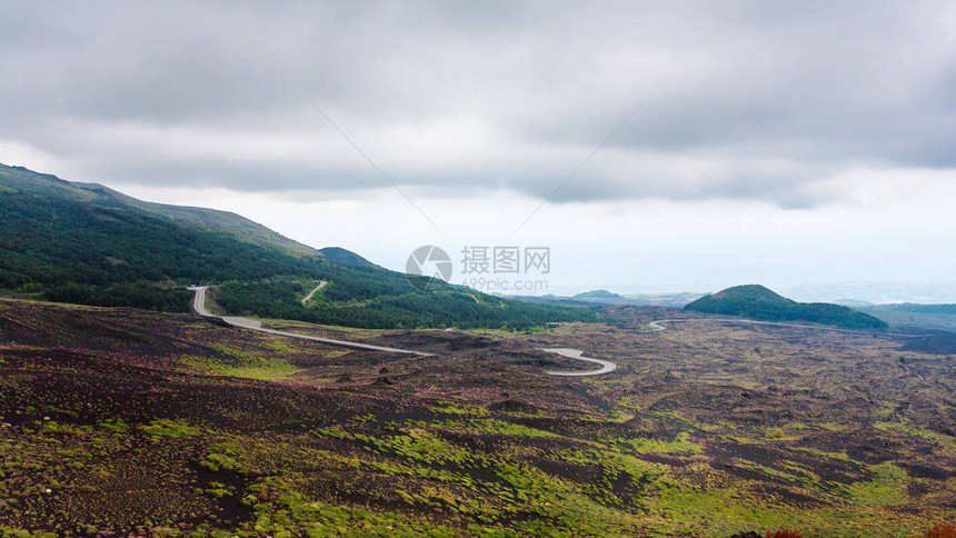 前往意大利夏季日在西里埃特纳山熔岩田路面图片