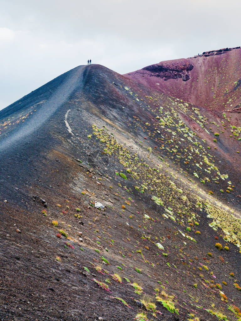 夏季日在西里埃特纳山的火山坑之间图片