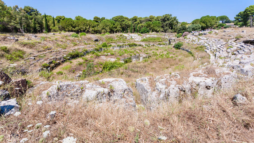 前往意大利西里岛锡拉丘兹市考古公园ParcoArcheologicodellaNeapolis的古罗马圆形剧场Anfiteatr图片