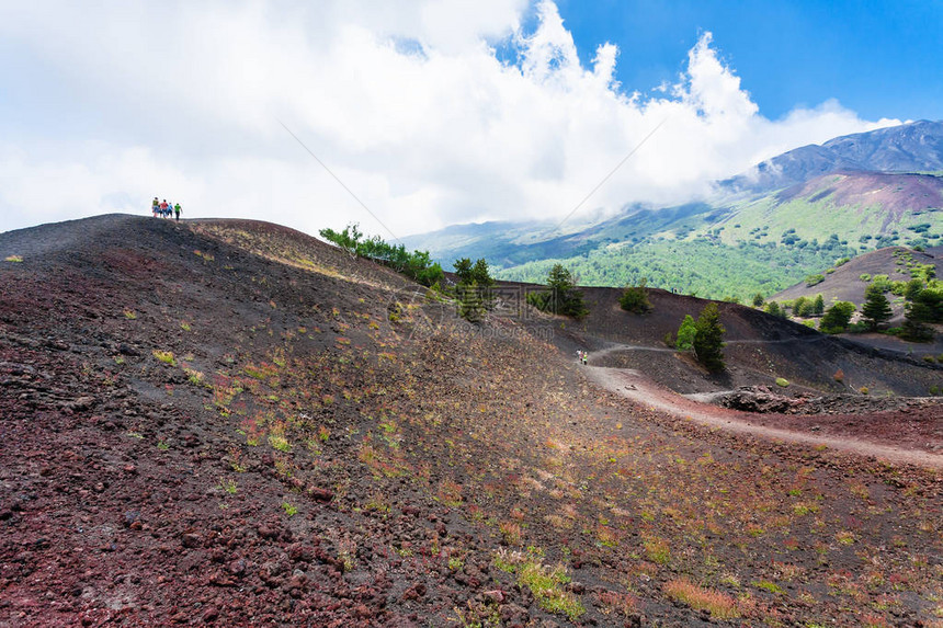 前往意大利游客在西里Etna火山古坑之间图片