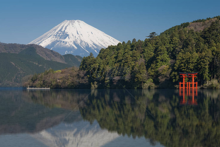 美丽的芦湖和山秋天的富士山图片