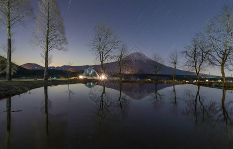 冬天的富士山和星夜图片