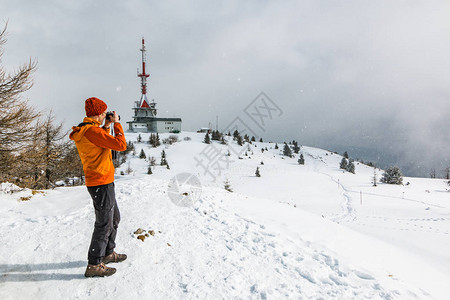 万科松花湖滑雪场站在Ursljagora山顶拍照的登山者背景