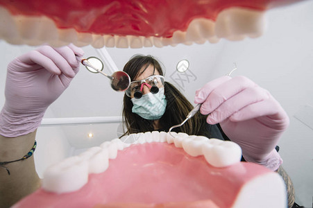 牙科医生检查病人的牙图片