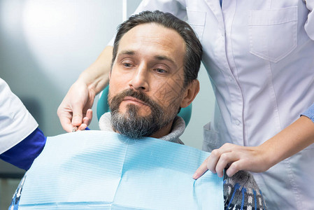 牙医办公室的男职员成年男子个体牙科保图片