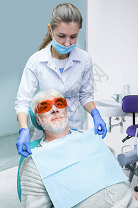 有资深患者的牙医牙科椅上的老人以实惠的价格图片