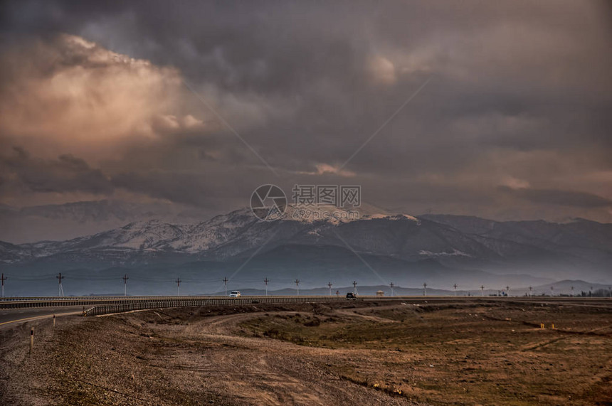 在山风景的雄伟日落戏剧天空云阿塞拜疆图片