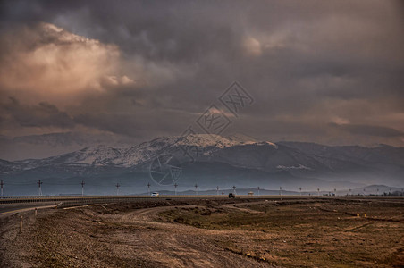 热巴在山风景的雄伟日落戏剧天空云阿塞拜疆背景