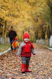 孩子在秋天公园散步图片