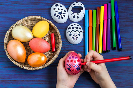 使用模板在复活节彩蛋上绘画儿童艺术项目DIY概念一步的照片说明步骤3图片