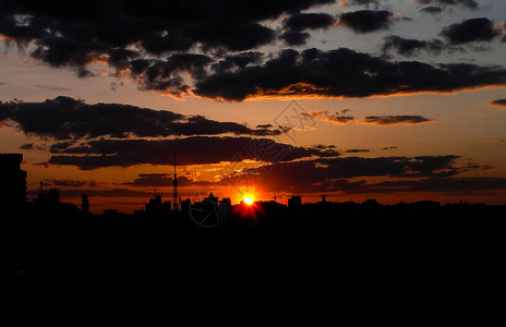 秋天的红色夕阳与紫色的天空图片