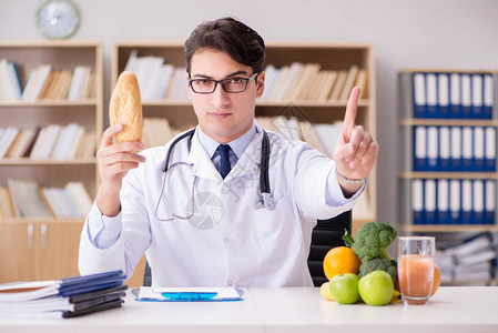 水果和蔬菜饮食概念方面的医生与水果图片