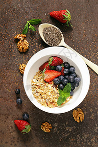 早餐麦片格兰诺拉麦片配草莓和蓝莓图片