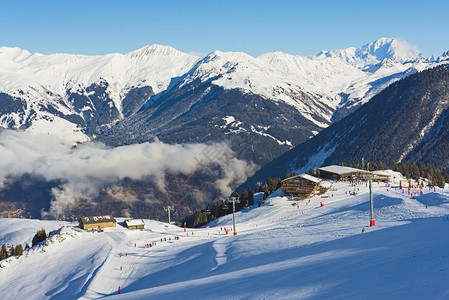 高山带云层的冰雪覆盖山图片