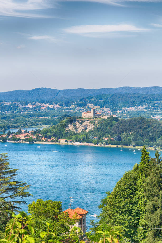 在意大利风景全的湖泊和山丘美丽的目地图片