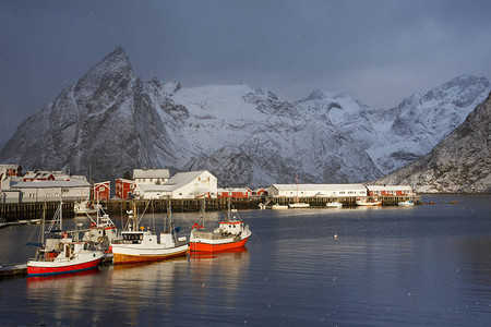 冬季日出期间挪威洛福滕群岛哈姆诺伊渔村H图片