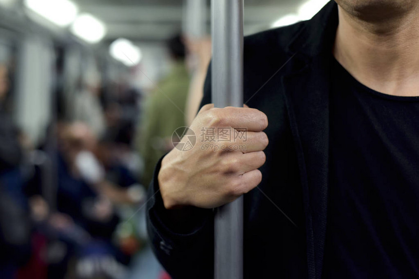 一名年轻的天主教男子在一辆火车上作为乘客旅行图片