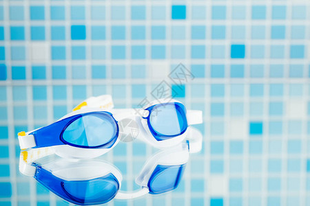 用于训练或比赛的专业游泳眼镜图片