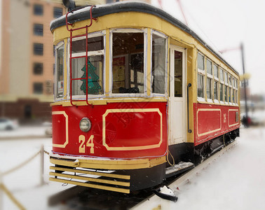 喀山市中心的老式红色电车图片