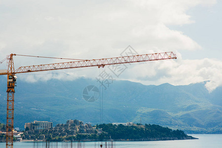在黑山布德瓦建造一座多层建筑建筑商正在建造房屋在建筑工地作的起重机粘图片