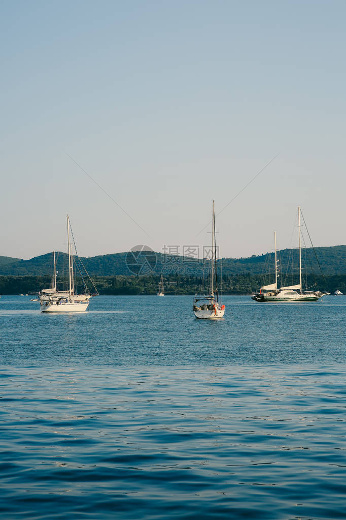 在黑山卢斯蒂卡半岛背景的科托尔湾停泊的船图片