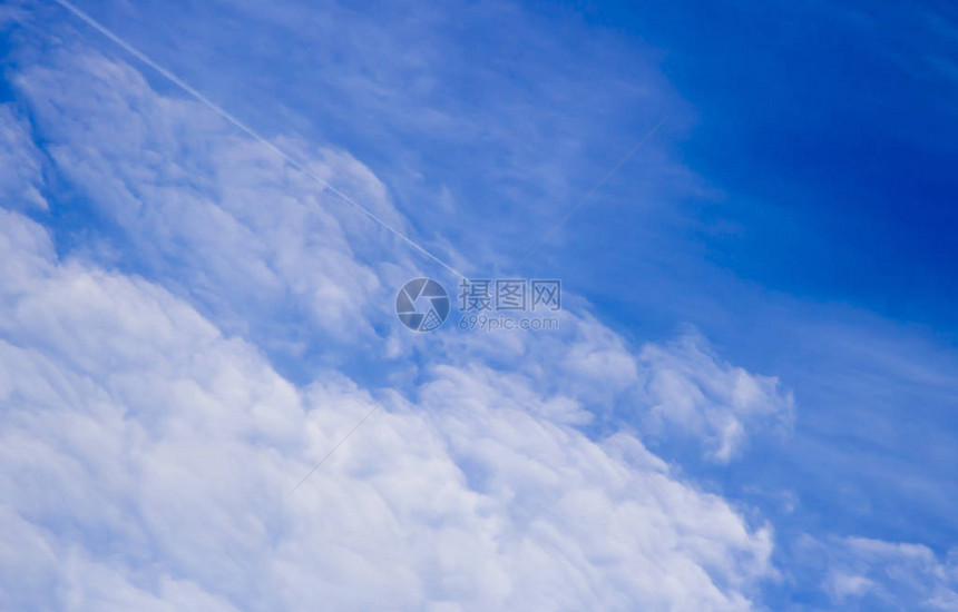 白色的踪迹来自蓝天空中的飞图片