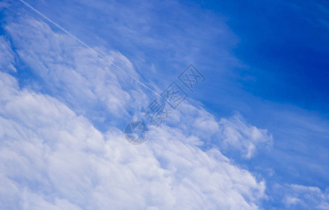 白色的踪迹来自蓝天空中的飞图片
