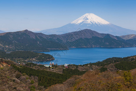 春季美丽的芦之湖和富士山图片