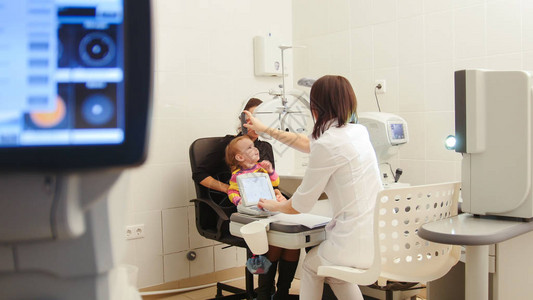 眼科诊所的近视专家检查小孩子图片