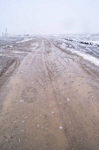 冬季背景雪泥中的大雪陆路图片