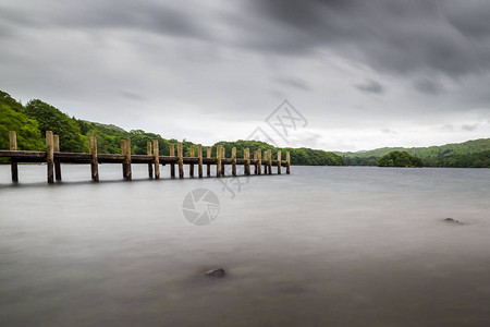 在英格兰湖区ConistonWater的边图片