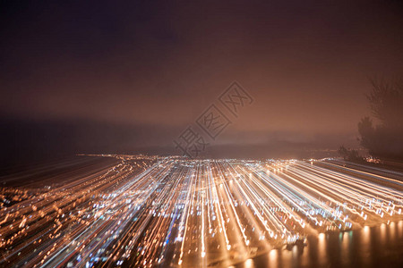 灰色效应放大了Maunganui山镇和Tauranga港的模糊灯光图片