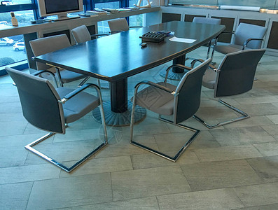 靠近会议室桌子的椅子图片