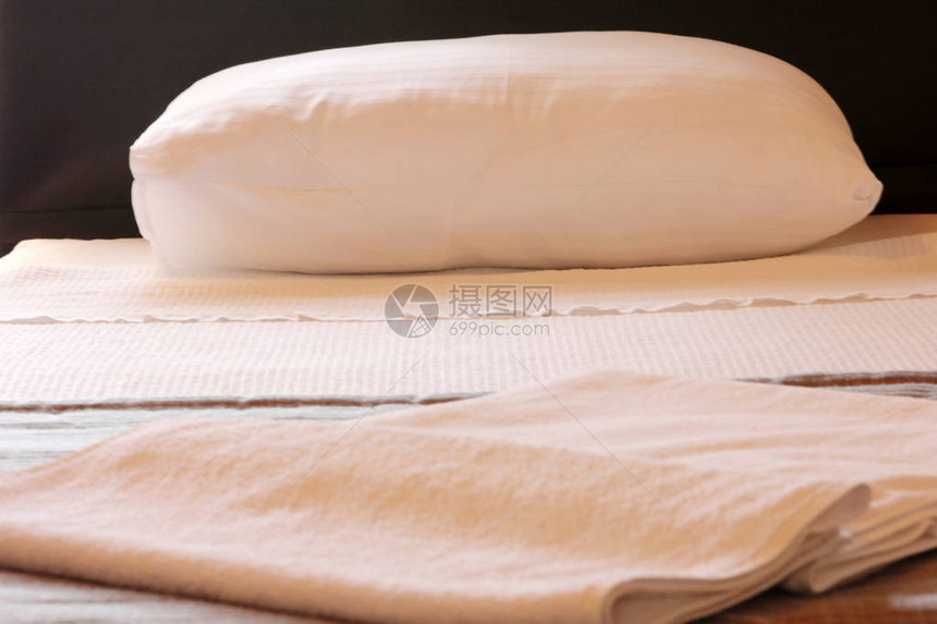 白色床单和枕头图片
