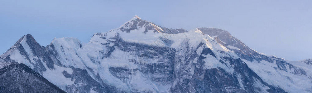 从日落时的annapurnaII峰值图片