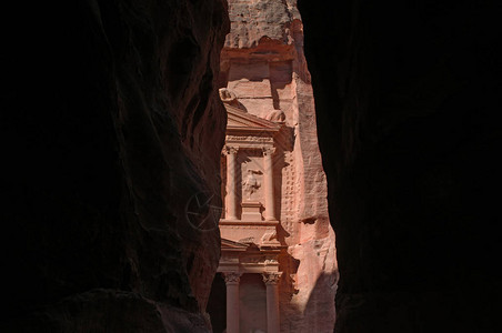 这是古代Nabataean市Petra最著名的寺庙之一图片