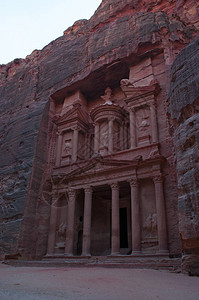 古代Nabataean城市Petra最著名的寺庙背景图片