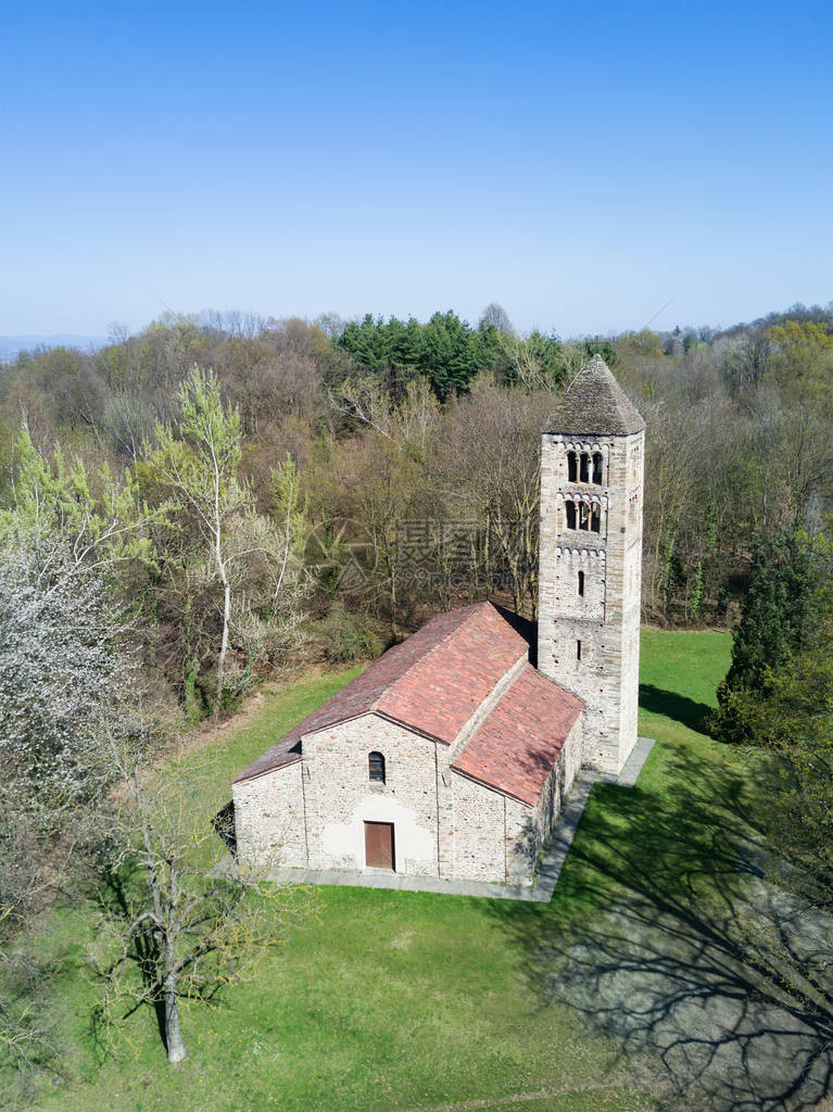 一个古老的意大利乡村教堂的鸟瞰图SanSecondo是一座古老的小教堂图片