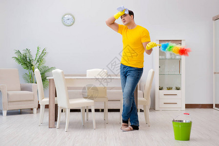 男人丈夫在家中打扫清图片