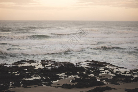 海浪在美国俄勒冈州日落图片