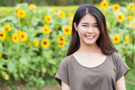 可爱的肖像作为泰国青少年笑脸向日葵图片