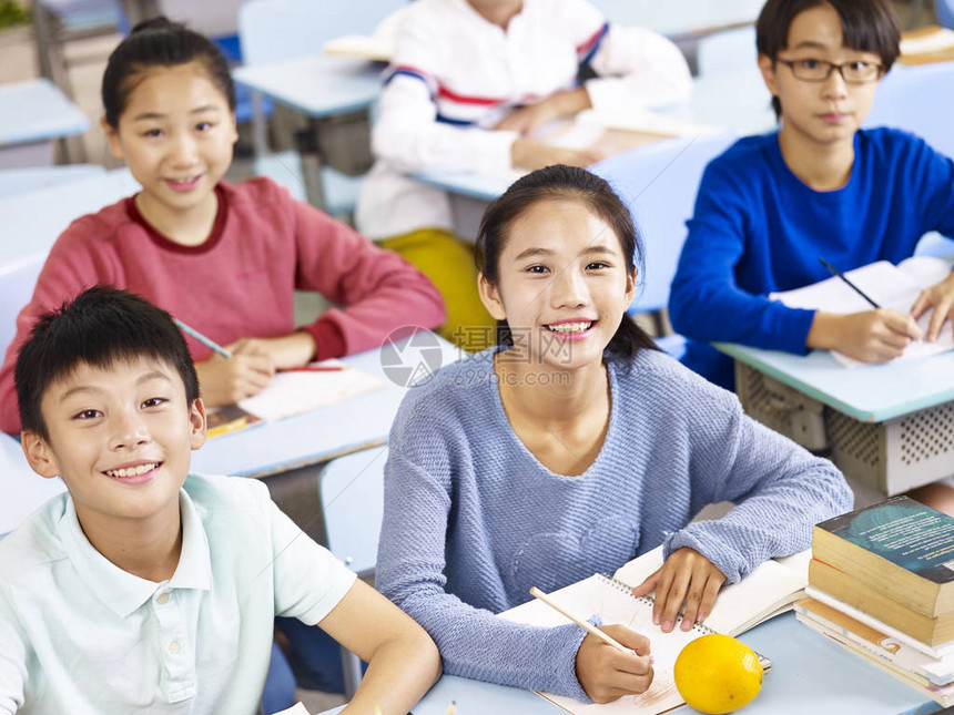 亚洲小学生在课堂图片