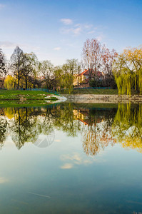 日落时在利沃夫市的城市公园图片