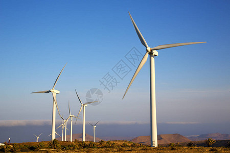 亚非风力涡轮机和天空的西班图片