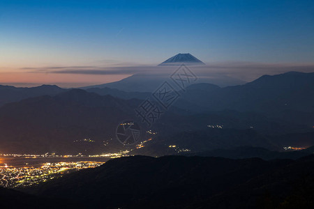 清晨的富士山和甲府市图片