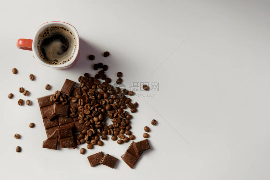 白底咖啡豆类咖啡和巧克力复制空间在白色背景图片
