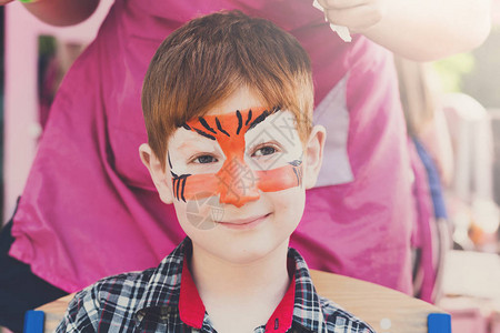 有老虎脸绘画的孩子儿童节日生日派图片